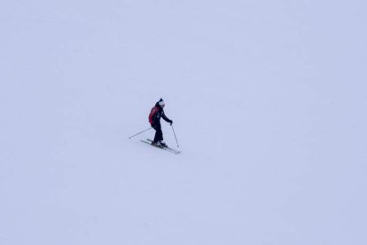 Imágenes de las estaciones de Leitariegos-Valle de Laciana y San Isidro, que este fin de semana volverán a llenarse de esquiadores y forofos del deporte blanco.