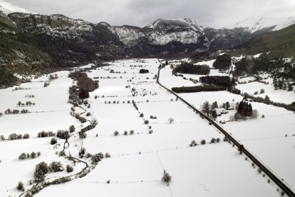 La carretera NA-137 Burgui-Isaba-Francia permanece cortada este lunes desde el kilómetro 47, Venta de Juan Pito, por aludes y en la NA-2000 Isaba-Zuriza hay un estrechamiento en la calzada a partir del kilómetro 8 por la nieve. La Agencia Estatal de Meteorología anuncia para este martes precipitaciones débiles en la mitad norte de Navarra, más intensas y persistentes cuanto más al norte y con alguna tormenta aislada en la vertiente cantábrica.