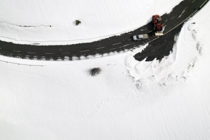 La carretera NA-137 Burgui-Isaba-Francia permanece cortada este lunes desde el kilómetro 47, Venta de Juan Pito, por aludes y en la NA-2000 Isaba-Zuriza hay un estrechamiento en la calzada a partir del kilómetro 8 por la nieve. La Agencia Estatal de Meteorología anuncia para este martes precipitaciones débiles en la mitad norte de Navarra, más intensas y persistentes cuanto más al norte y con alguna tormenta aislada en la vertiente cantábrica.