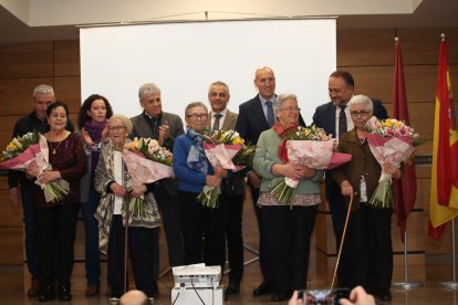 Homenajeadas y autoridades en el salón de actos del Ayuntamiento de Igüeña.