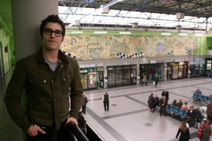 Carlos Álvarez Las Heras, ante su emblemático mural. JESÚS F. SALVADORES
