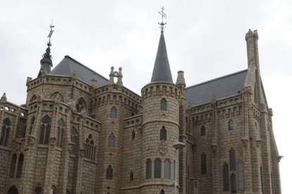 Botines y el Palacio Episcopal de Astorga podrían ser Patrimonio de la Humanidad. JAVIER FERNÁNDEZ ZARDÓN / RAMIRO