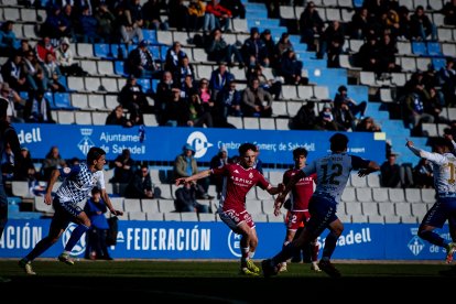 Un lance del partido CE Sabadell-Cultural en la Nova Creu Alta.