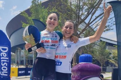 Valentina Basilico y Daniela Campos (izquierda) y Arianna Gilabert en la crono de Zafra (derecha).  ENEICAT