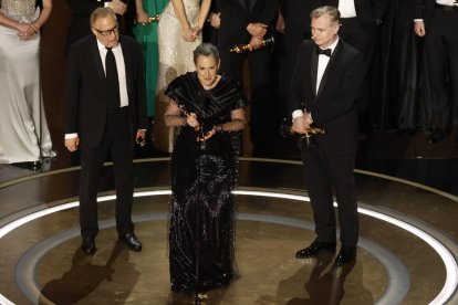 Emma Thomas (C) Charles Roven y Christopher Nolan, en la gala