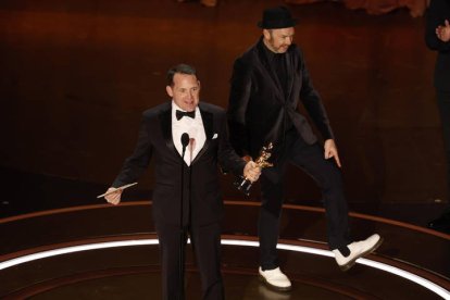 Johnnie Burn yTarn Willers tras recogere el premio Oscar al mejor sonido.