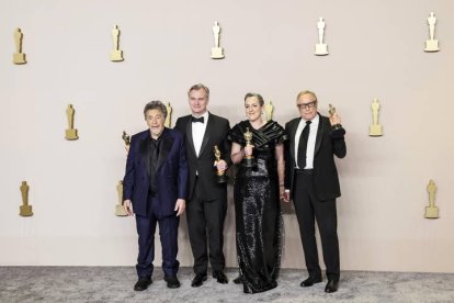 Al Pacino posa con Christopher Nolan, Emma Thomas, and Charles Roven, ganadores al Oscar a la mejor película por 'Oppenheimer