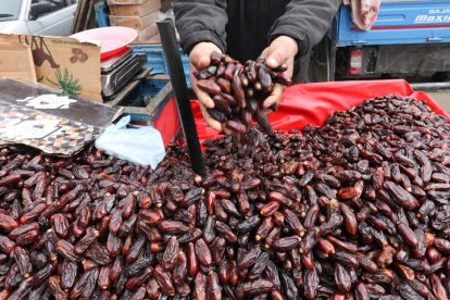 Los musulmanes que celebran el Ramadan compran comida para celebrar esta cita tan importante.