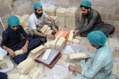 Los musulmanes que celebran el Ramadan compran comida para celebrar esta cita tan importante.