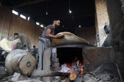 Los musulmanes que celebran el Ramadan compran comida para celebrar esta cita tan importante.
