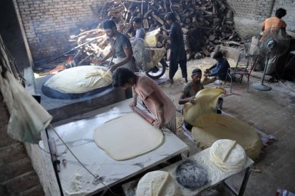 Los musulmanes que celebran el Ramadan compran comida para celebrar esta cita tan importante.