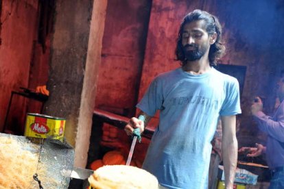 Los musulmanes que celebran el Ramadan compran comida para celebrar esta cita tan importante.