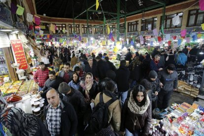 Los musulmanes que celebran el Ramadan compran comida para celebrar esta cita tan importante.
