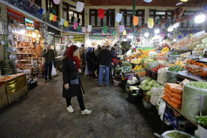 Los musulmanes que celebran el Ramadan compran comida para celebrar esta cita tan importante.