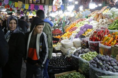 Los musulmanes que celebran el Ramadan compran comida para celebrar esta cita tan importante.