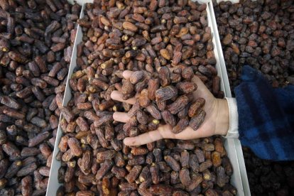 Los musulmanes que celebran el Ramadan compran comida para celebrar esta cita tan importante.