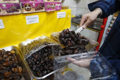 Los musulmanes que celebran el Ramadan compran comida para celebrar esta cita tan importante.