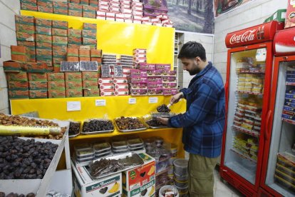 Los musulmanes que celebran el Ramadan compran comida para celebrar esta cita tan importante.