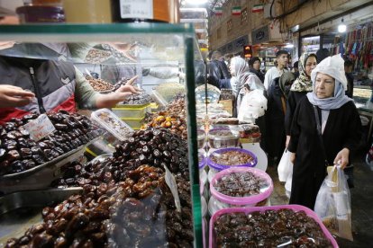 Los musulmanes que celebran el Ramadan compran comida para celebrar esta cita tan importante.