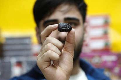 Los musulmanes que celebran el Ramadan compran comida para celebrar esta cita tan importante.