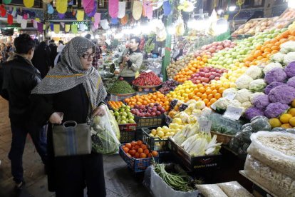 Los musulmanes que celebran el Ramadan compran comida para celebrar esta cita tan importante.