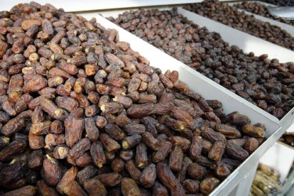 Los musulmanes que celebran el Ramadan compran comida para celebrar esta cita tan importante.