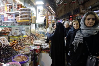 Los musulmanes que celebran el Ramadan compran comida para celebrar esta cita tan importante.