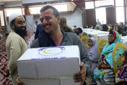 Los musulmanes que celebran el Ramadan compran comida para celebrar esta cita tan importante.