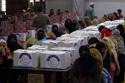 Los musulmanes que celebran el Ramadan compran comida para celebrar esta cita tan importante.