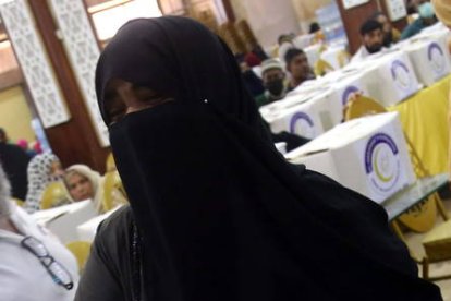 Los musulmanes que celebran el Ramadan compran comida para celebrar esta cita tan importante.