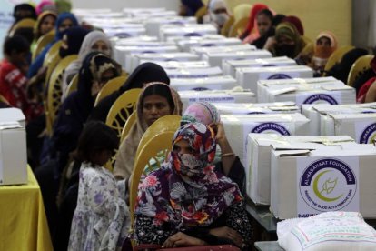 Los musulmanes que celebran el Ramadan compran comida para celebrar esta cita tan importante.