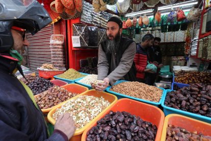 Los musulmanes que celebran el Ramadan compran comida para celebrar esta cita tan importante.