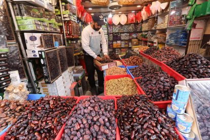 Los musulmanes que celebran el Ramadan compran comida para celebrar esta cita tan importante.
