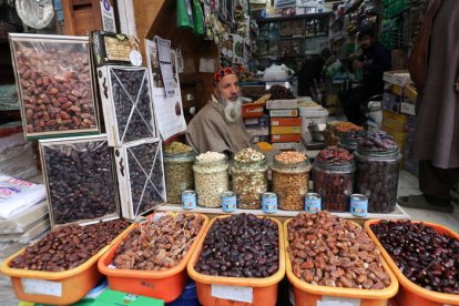 Los musulmanes que celebran el Ramadan compran comida para celebrar esta cita tan importante.