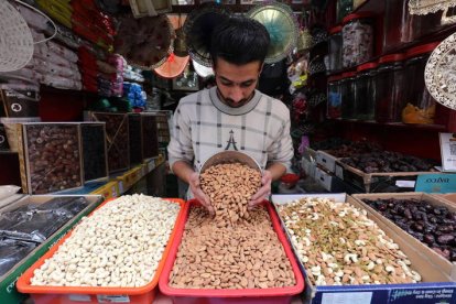 Los musulmanes que celebran el Ramadan compran comida para celebrar esta cita tan importante.