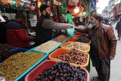 Los musulmanes que celebran el Ramadan compran comida para celebrar esta cita tan importante.
