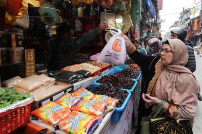 Los musulmanes que celebran el Ramadan compran comida para celebrar esta cita tan importante.