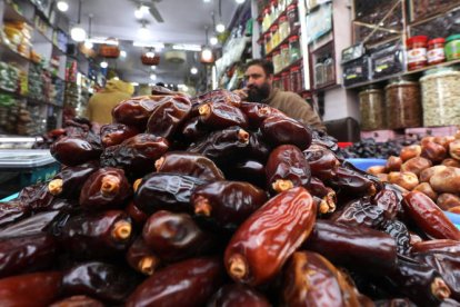 Los musulmanes que celebran el Ramadan compran comida para celebrar esta cita tan importante.