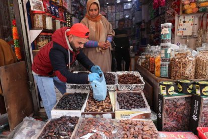 Los musulmanes que celebran el Ramadan compran comida para celebrar esta cita tan importante.