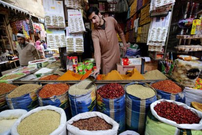Los musulmanes que celebran el Ramadan compran comida para celebrar esta cita tan importante.