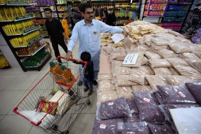 Los musulmanes que celebran el Ramadan compran comida para celebrar esta cita tan importante.