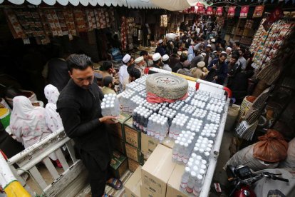 Los musulmanes que celebran el Ramadan compran comida para celebrar esta cita tan importante.