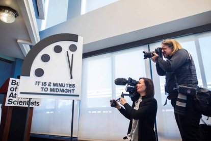 Imagen de archivo de reporteros gráficos captando el «reloj del juicio final». web oficial del Doomsday Clock