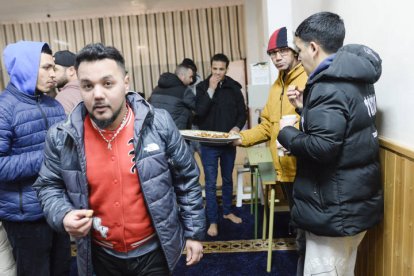 Desayuno a las ocho de la tarde en la mezquita de León tras terminar el primer día del Ramadán.