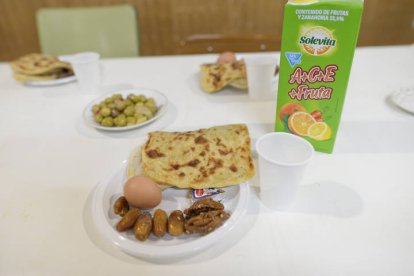 Desayuno a las ocho de la tarde en la mezquita de León tras terminar el primer día del Ramadán.