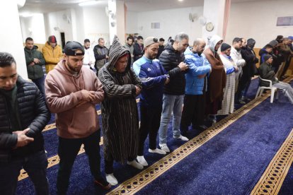 Desayuno a las ocho de la tarde en la mezquita de León tras terminar el primer día del Ramadán.