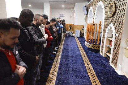Desayuno a las ocho de la tarde en la mezquita de León tras terminar el primer día del Ramadán.
