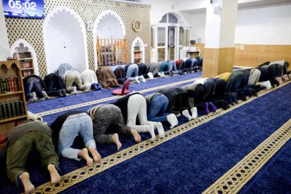 Desayuno a las ocho de la tarde en la mezquita de León tras terminar el primer día del Ramadán.