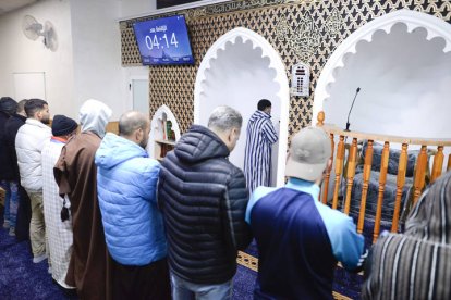 Desayuno a las ocho de la tarde en la mezquita de León tras terminar el primer día del Ramadán.