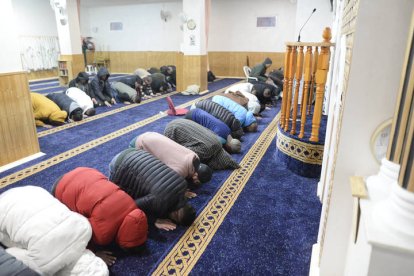 Desayuno a las ocho de la tarde en la mezquita de León tras terminar el primer día del Ramadán.